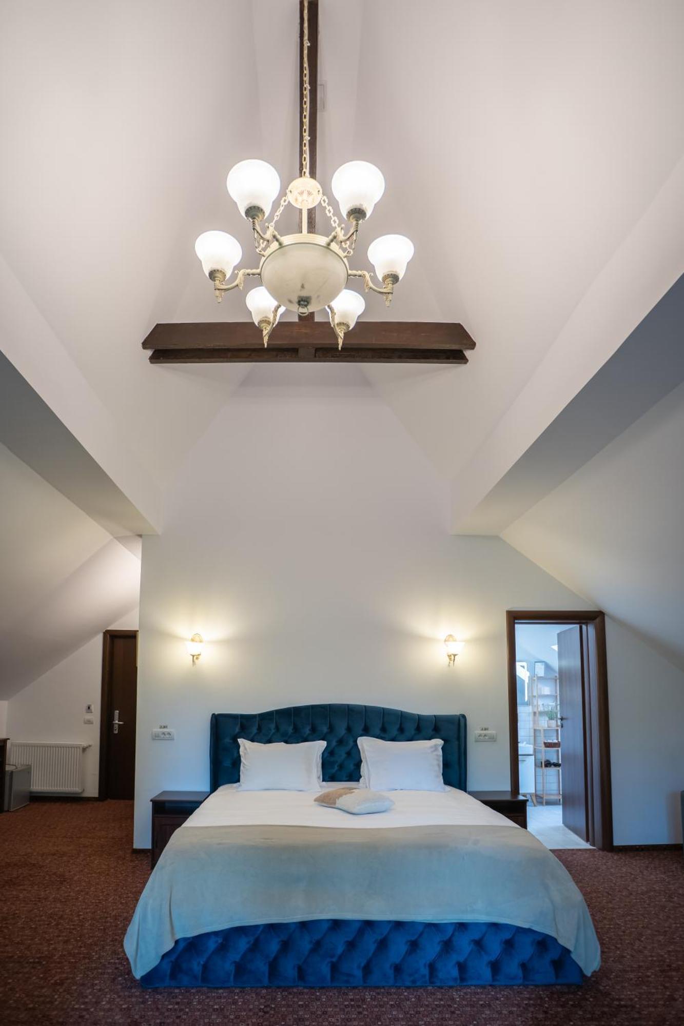 Opus Villa Sinaia Exterior foto A bedroom at the hotel