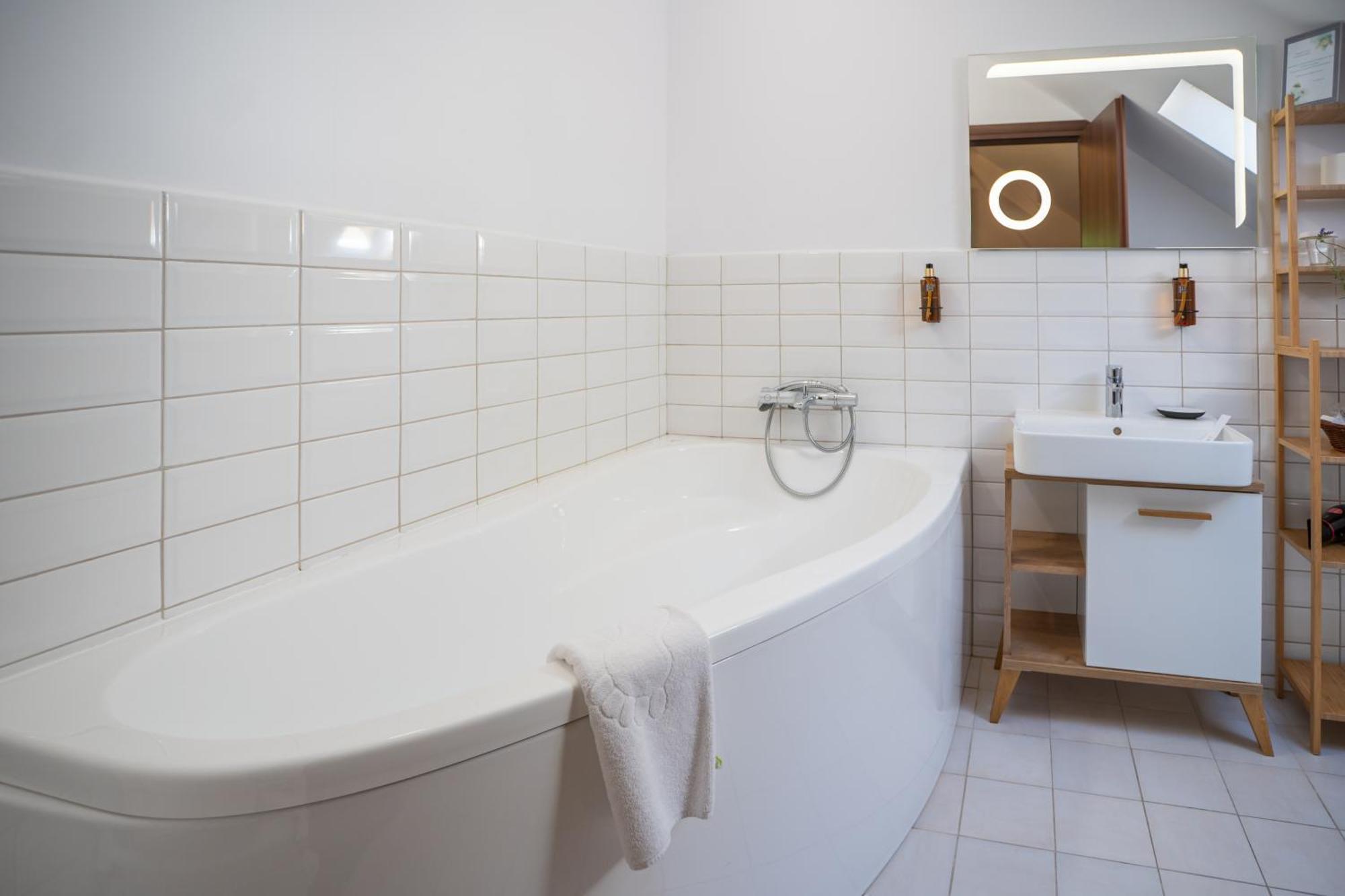 Opus Villa Sinaia Exterior foto Bathroom with a bathtub