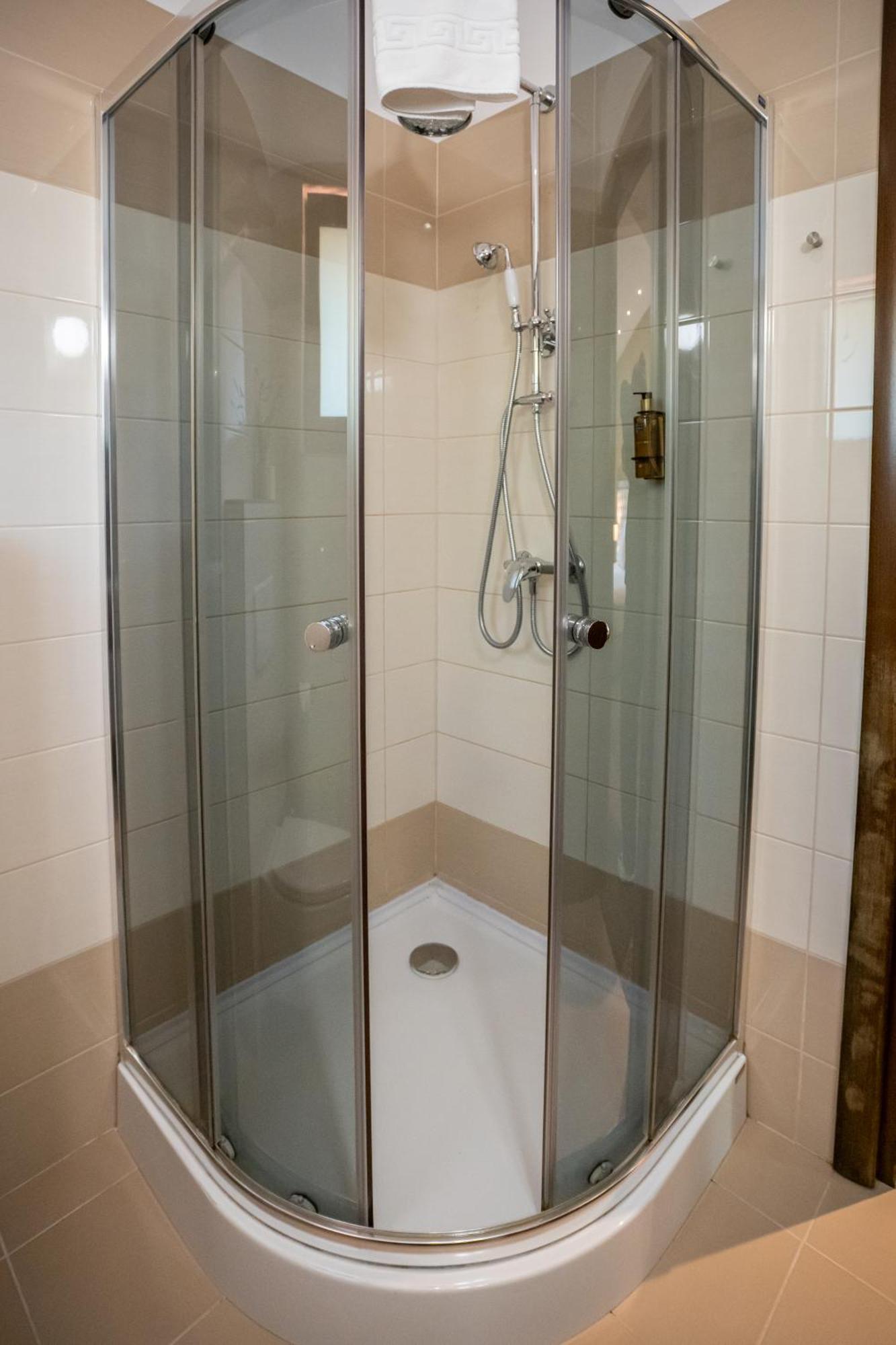 Opus Villa Sinaia Exterior foto A shower cubicle
