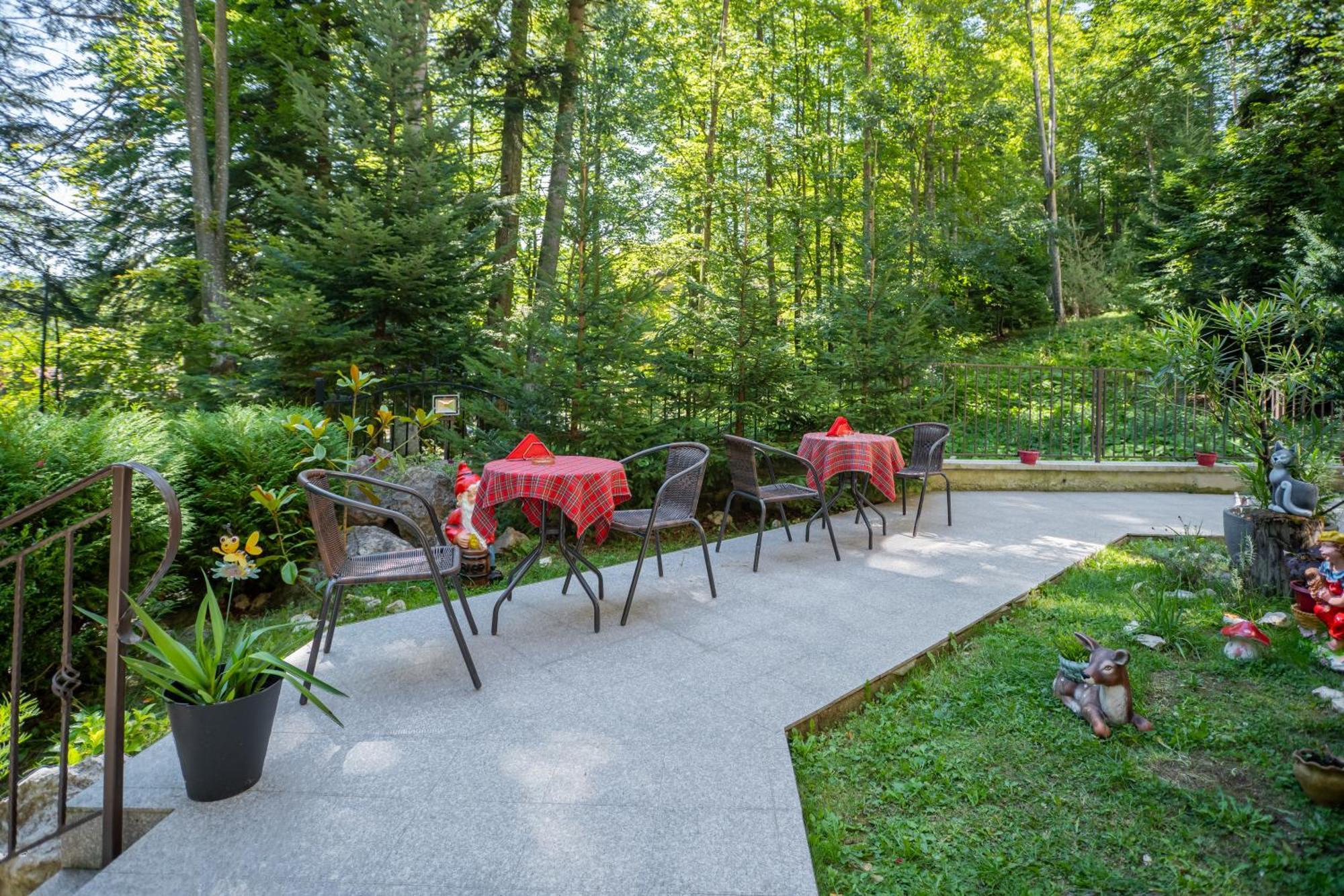 Opus Villa Sinaia Exterior foto The restaurant in the forest